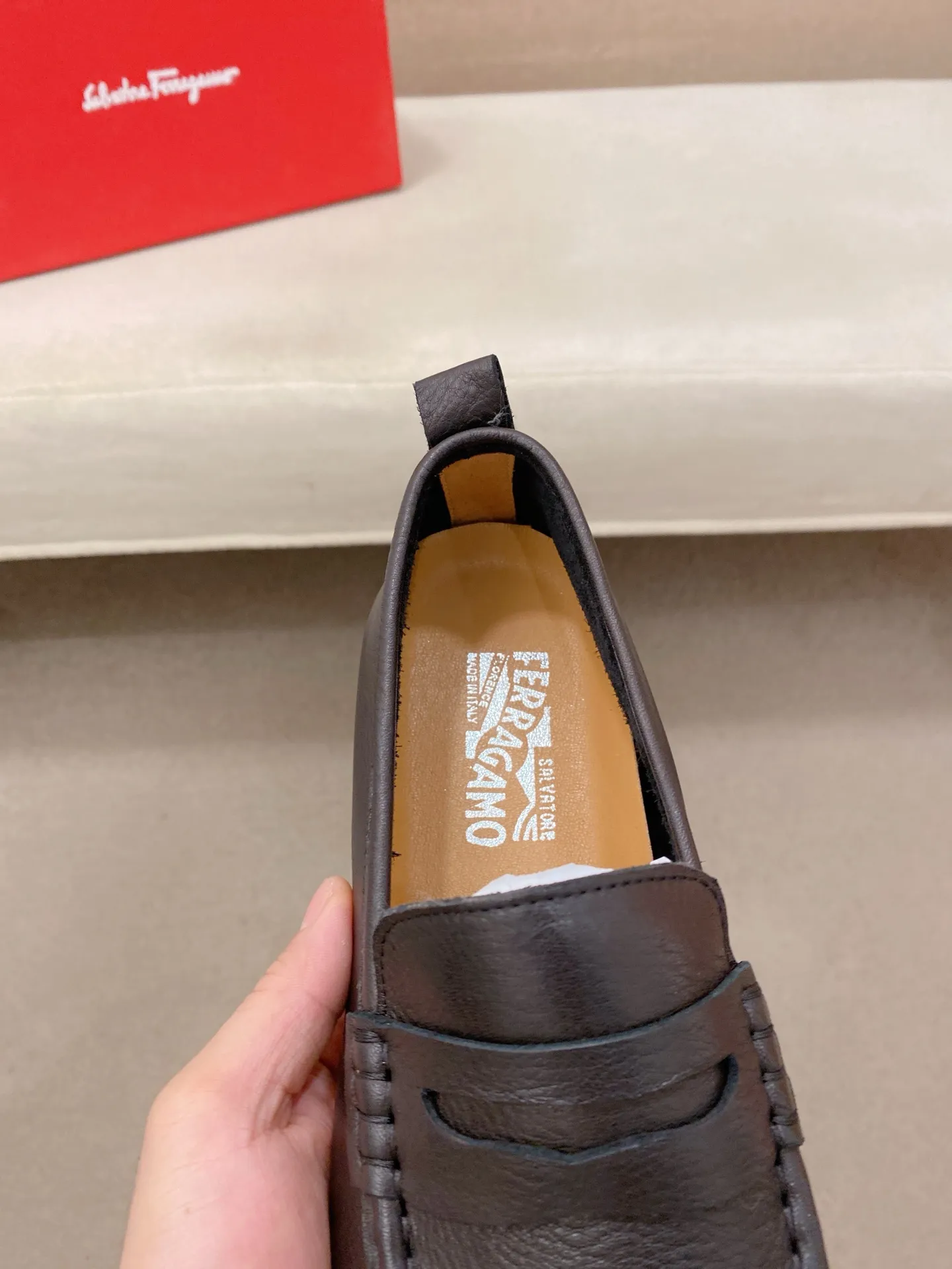 Factory price 500💰 Original Ferragamo men's shoes! The world's top brands...Luxury quality...//Fashion and high-end footwear 👍💪🏻...give you a low-key luxury comfort experience👍. The upper is made of pure Italian imported original cowhide and sweat-absorbent sheepskin lining. It is comfortable and breathable, high-end and classy... luxurious and noble!! .. OEM factory shipment [Hug] stall.. Original board. Welcome to taste..38--44.